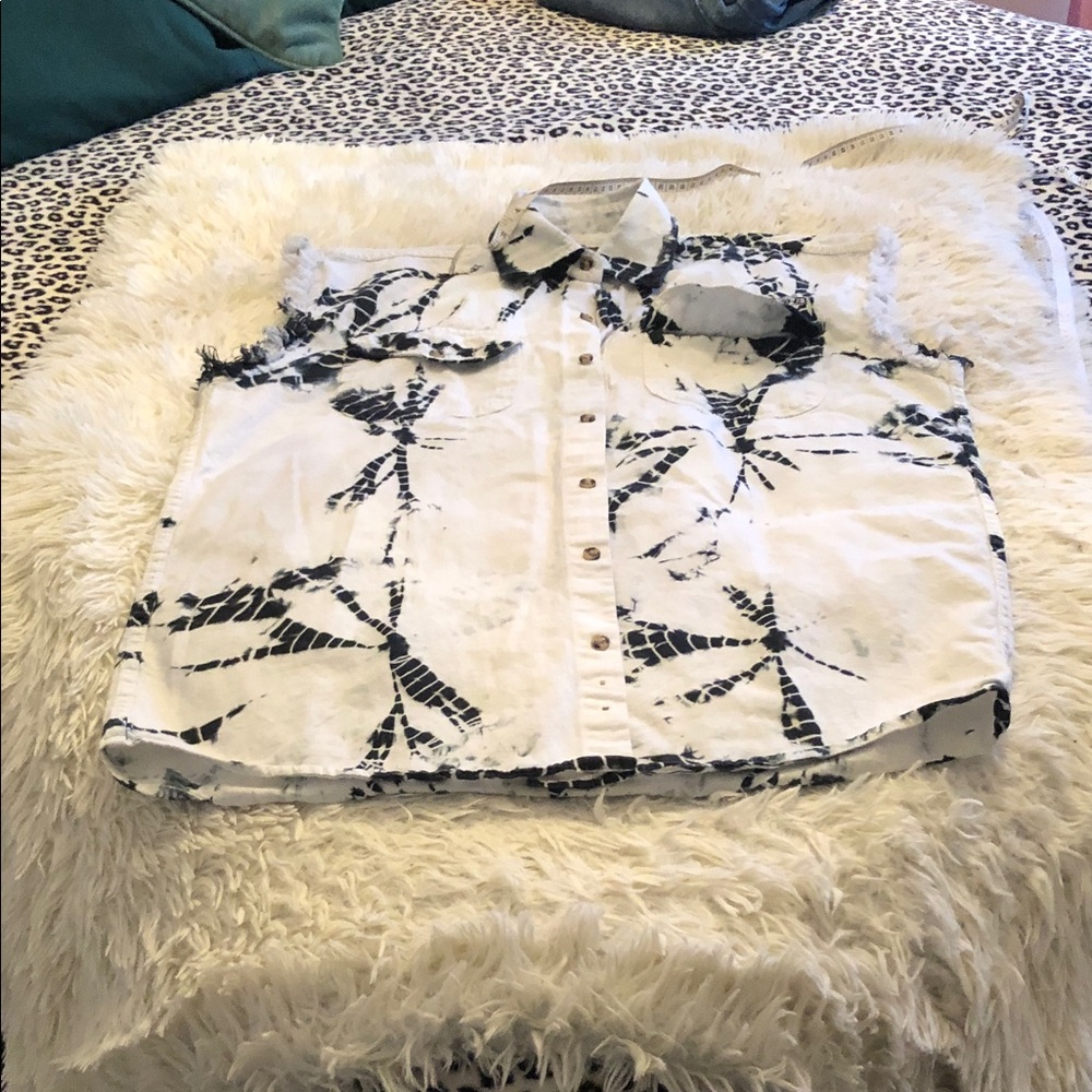 Men's Black and White Sleeveless Shirt